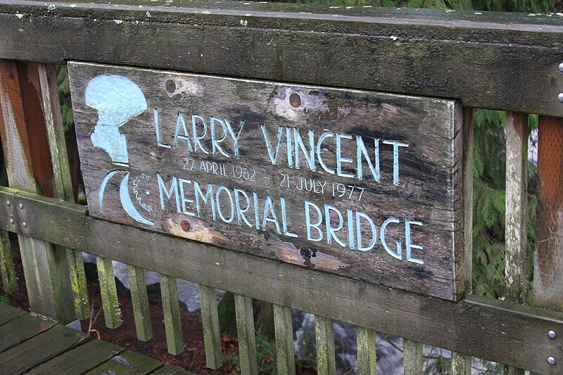 File:Larry Vincent Memorial Bridge.jpg