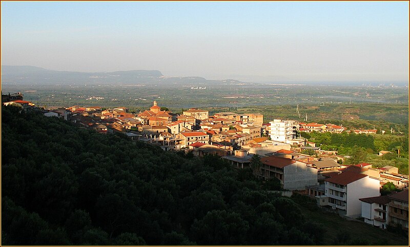 File:Laureana Panorama alba luglio 2011.jpg