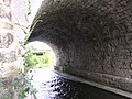 Un arc del pont de l'aqüeducte d'Arvaux per on flueix el Varaude