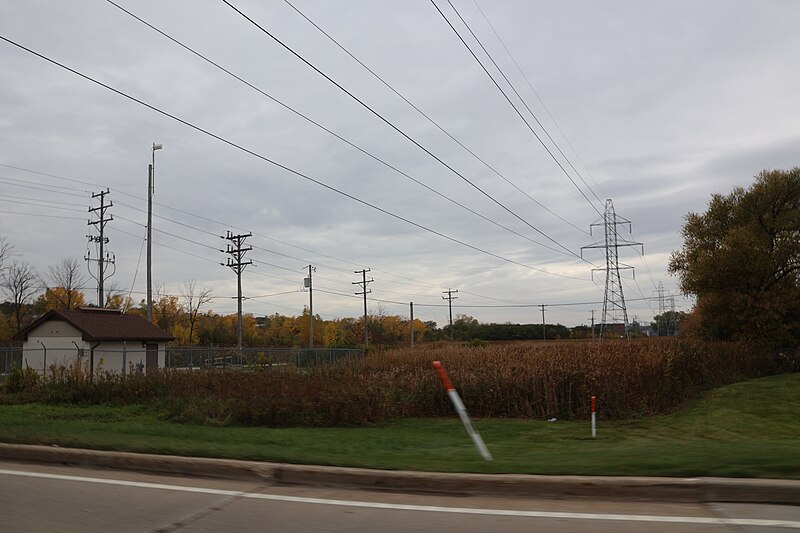 File:Les Paul Parkway, Waukesha (October 2023) 06.jpg