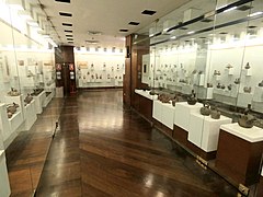 Sala de Arqueología con objetos de culturas originarias como Chavín, Moche, Wari, Chancay e Inca.