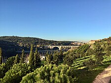 Il Viaduto Duarte Pacheco, parte dell'Autoestrada A5, attraversa la Valle dell'Alcântara nei pressi del parco di Monsanto.