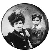 Louis Aragon et sa mère.
