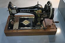 una máquina de coser Singer como la que usó en su taller