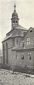 Blick vom Petrikirchhof nach Süden auf die Magdalenenkapelle (links) und die angrenzende Bebauung, wohl Petersberg 3; 1902 oder früher