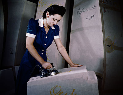 Production d'un réservoir de carburant auto-obturant à l'usine de caoutchouc Goodyear à Akron dans l'Ohio (décembre 1941) ; photographe : Alfred T. Palmer pour la promotion du Victory Program.