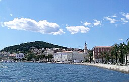 Vy från hamnen i Split. I bakgrunden reser sig Marjan.