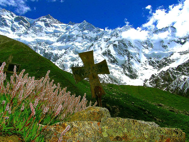 File:Memorial on the Killer mountain, Nanga Parbat.jpg