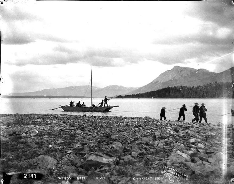 File:Men hauling scow along shore of Windy Arm, Tagish Lake, Yukon Territory, 1898 (HEGG 417).jpeg