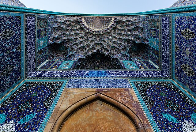 Вид снизу вверх на главный входной айван мечети Джами в Исфахане