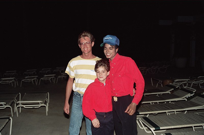 File:Michael Jackson with James Safechuck (31955983537).jpg