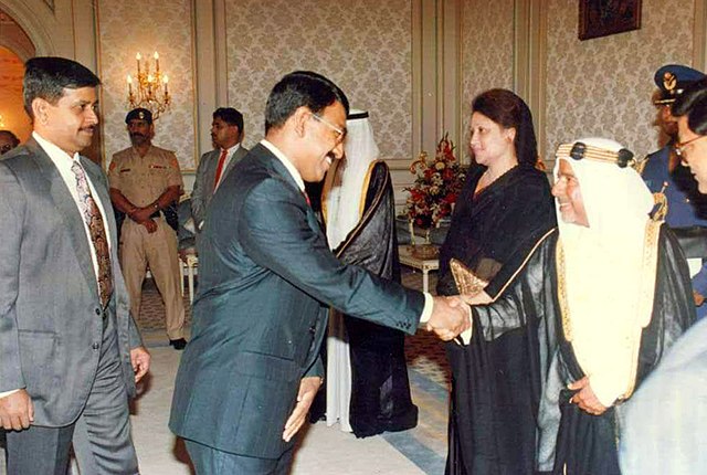 Mohammad Mosaddak Ali with Emir of Bahrain Isa bin Salman Al Khalifa at the Kings Palace in Bahrain in 1994