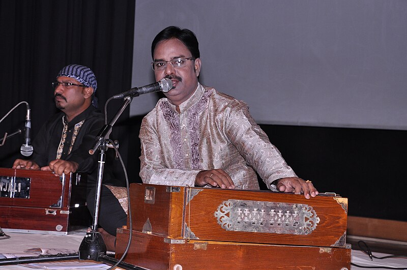 File:Moinudin Ahamed Ghazl Singer In epicentre.JPG