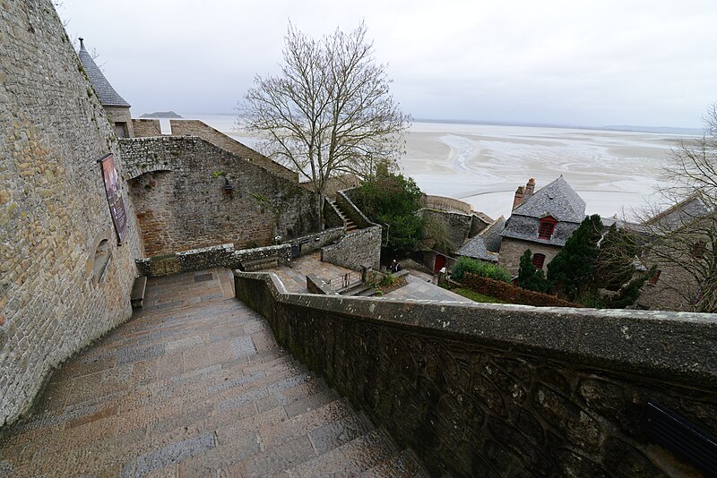 File:Mont Saint Michel walls and stone houses of the medieval town (village) (32883573956).jpg