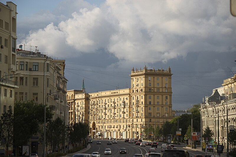 File:Moscow, Zemlyanoy Val Square (28445736927).jpg