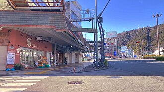 徳島市元町商店街と眉山。