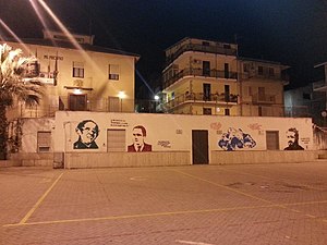 Muro antimafia y ayuntamiento en Piazza Caduti