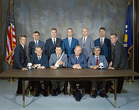 Le 6e groupe d'astronautes de la NASA- Derrière, de gauche à droite : Henize, England, Holmquest, Musgrave et Lenoir.- Devant, de gauche à droite : Chapman, Parker, Thornton et Llewellyn.- Assis sur la table et encadrant le groupe : Allen (à gauche) et O'Leary (à droite).