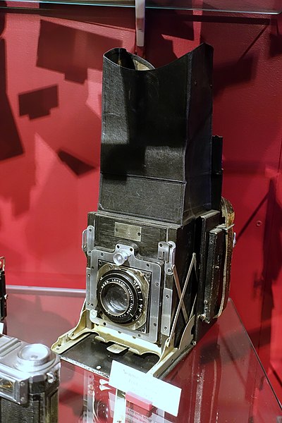 File:Newman & Guardia Folding Reflex, 1921-1939 - Fox Talbot Museum - Wiltshire, England - DSC01057.jpg