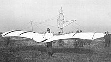 Der „Normalsegelapparat“ von Otto Lilienthal, das erste in Serie gebaute manntragende Schwerer-als-Luft-Fluggerät war ein fußstartfähiges Gleitflugzeug, 29. Juni 1895