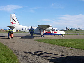 Britten-Norman Islander laskeutuu Pohjois-Ronaldsaylle