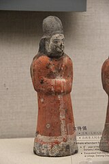 Example of a female attendant wearing an early Xianbei garb, the opening is zuoren, unearthed in Sima Jinlong tomb, Northern Wei, 484 AD.[88]
