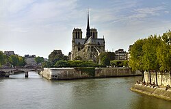 Notre-Dame, on the جزیرہ شہر in the 4th arrondissement.