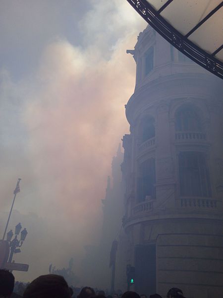 File:Nube de mascleta en la Placa de Ajuntamiento.jpg