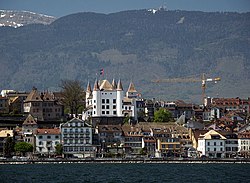 Látkép a Genfi-tóról, középen a Nyoni vár
