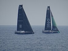 Deux bateaux sous voile, vus de profil, se suivant.