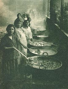 Women prepare soup kitchens in 1932. Ollas comunes en 1932.jpg