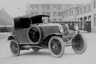 Automobil OMEGA při předvádění dne 18. října 1923 s nasazenou kapotou a plátěnou střechou