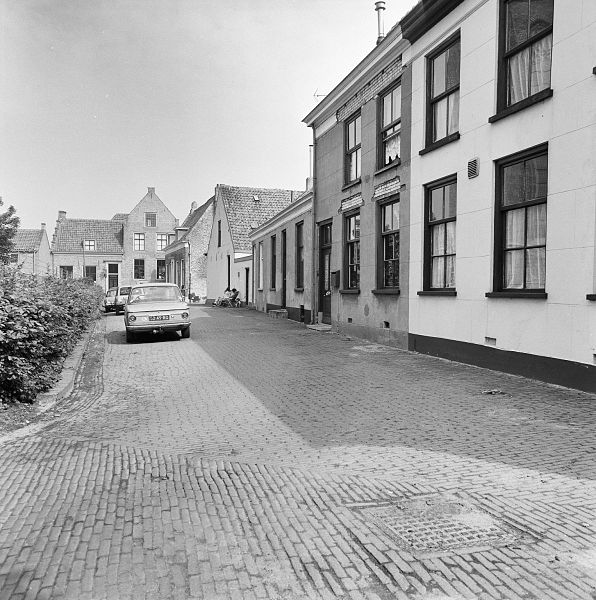 File:Overzicht Kerkplein oostzijde naar het noorden - Zaltbommel - 20219544 - RCE.jpg