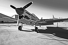 Un Curtiss P-40 con il caratteristico muso dipinto delle Tigri Volanti e le coccarde della Chung-Hua Min-Kuo K'ung-Chün, l'aeronautica militare della Cina Nazionalista.