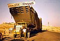 אח"י שקמונה (פ-55) מועמסת למשאית להעברה מים סוף לים התיכון 10 מאי 1974.