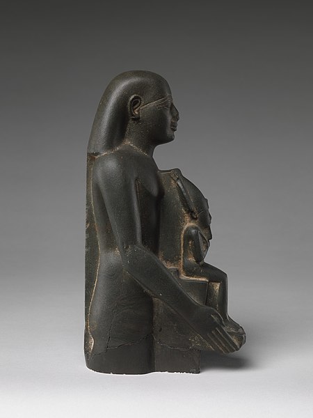 File:Padiamunrenebwaset, son of Irethoreru, holding a seated statue of Osiris MET DP245121.jpg