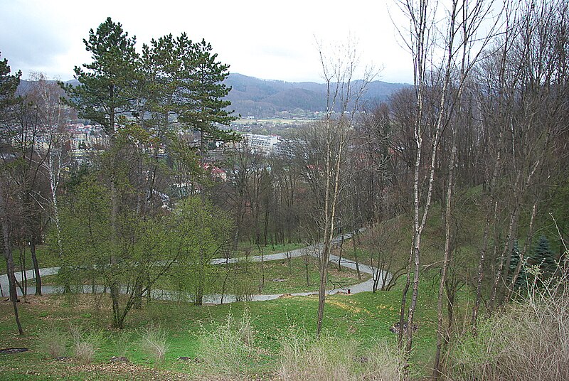 File:Park Sanok alleys closed.jpg