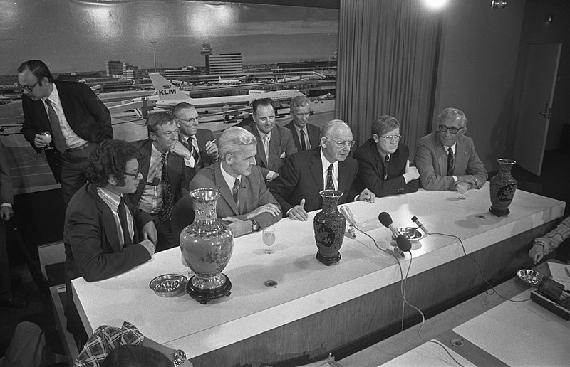 File:Parlementaire delegatie terug uit China op Schiphol, de delegatieleden tijdens p, Bestanddeelnr 926-6413.jpg