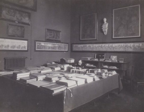 File:Pasquale nerino ferri nella sala del direttore del gdsu, ante 1897.jpg