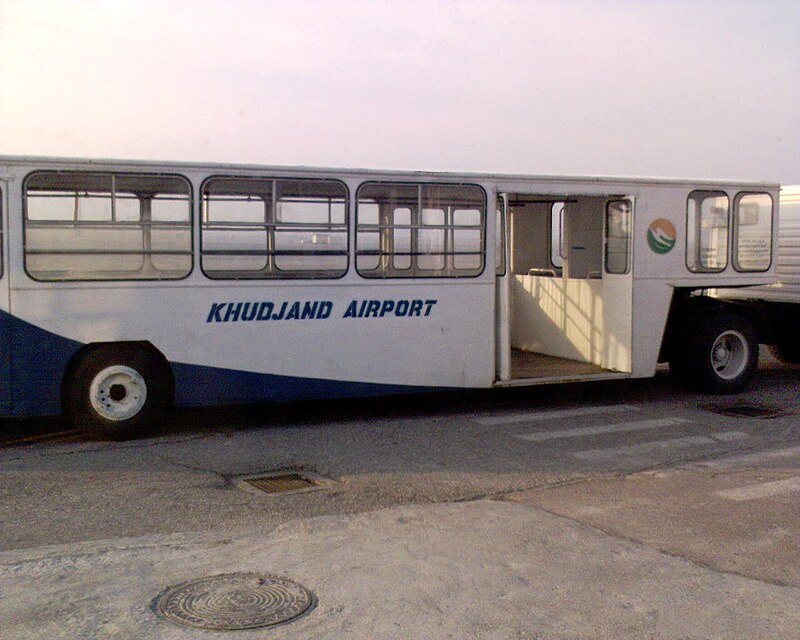 Der Sattelzugomnibus 800px-Passenger_bus_at_Khudjand_Airport%2C_Tajikistan_%282007-03-06%29