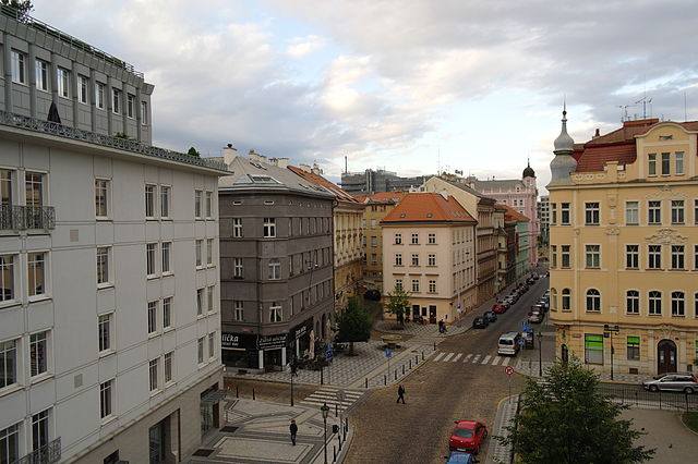 Pohled na ulici ze zvonice kostela sv. Petra