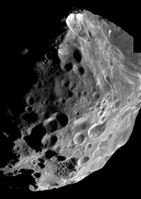 Phœbé est une lune de Saturne, à la surface fortement cratérisée, découverte en 1899 par William Henry Pickering (ici photographiée par la sonde Cassini à 32 500 km de distance en 2004). (définition réelle 2 050 × 2 900)