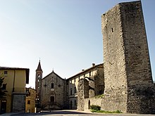 Piazza VII Maggio con la Pieve e la Rocca