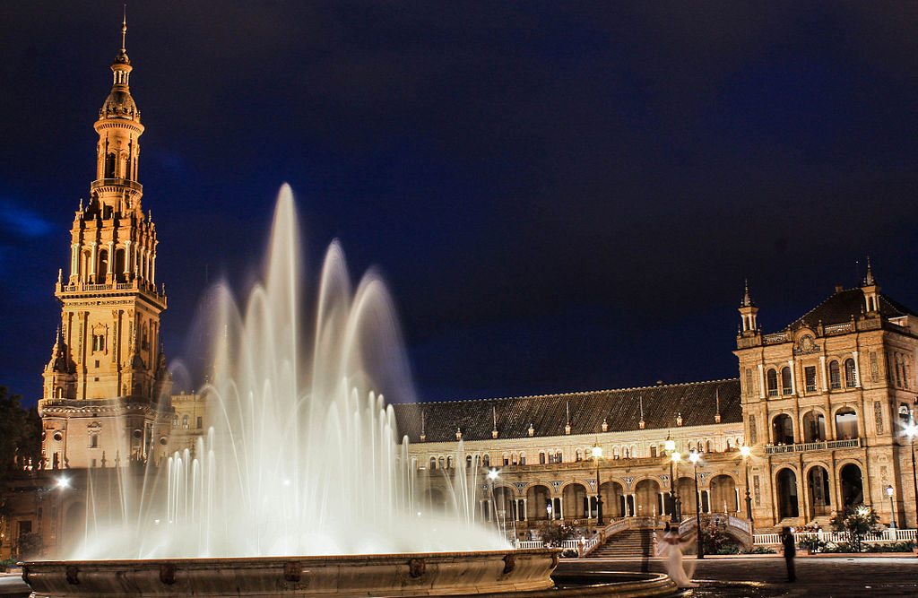 Fontaine de la plaza de España à Séville à la nuit tombée. Photo de Noelia Campillo