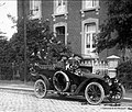 Portrait de Henri Bourguignon (1861-1948), notaire, bourgmestre de Marche-en-Famenne (1911-1921) et historien. Il est représenté à bord de sa voiture, attribut de réussite sociale, avenue de la Toison d'Or, à Marche.