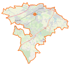 Mapa konturowa powiatu pruszkowskiego, u góry znajduje się punkt z opisem „Dulag 121 Pruszków”