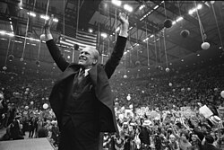 Ford campaigns at the Nassau Coliseum in Hempstead, New York, October 31, 1976 President Ford campaigns at the Nassau County Veterans Coliseum - NARA - 7027912.jpg