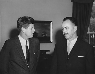 Мићуновић, амбасадор Југославије у САД, са Џоном Кенедијем, у Вашингтону 1962.
