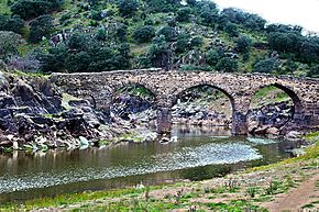 Ponte antiga sobre a Ribeira de Fresnedosa, no limite entre Acehúche e Ceclavín