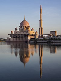 La mosquée Putra se reflétant dans les eaux du lac, à Putrajaya. (définition réelle 2 527 × 3 327)